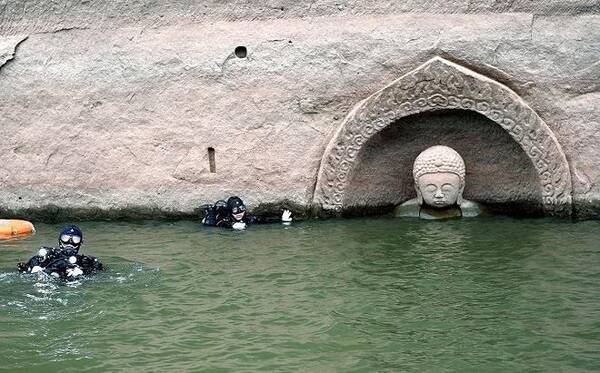 江西一水库开闸放水,水里竟然现出一尊佛像,考