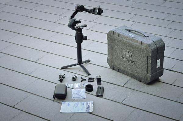 专业单手持握 大疆如影S快速开箱和简评