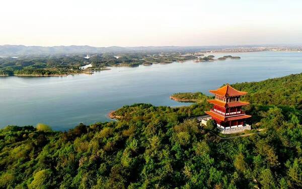 闻名遐尔的洈水风景区位于松滋市西南部,地处长江三峡,荆州古城,湖南