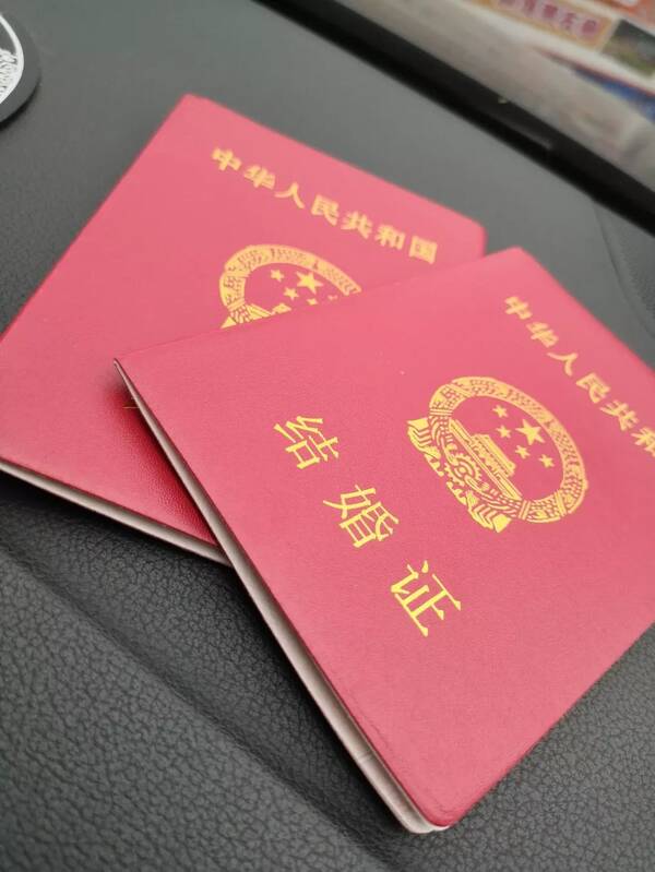 出境旅游出示财产共有证明,移民留学等情况,也可能需要用到结婚证.