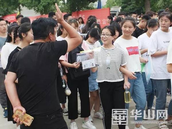 2018渭南高考第一天全景直击!全渭南人都在刷
