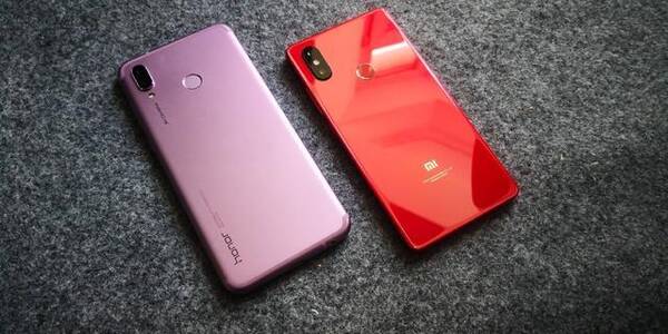 荣耀play对比小米8 SE,到底谁更强大呢?