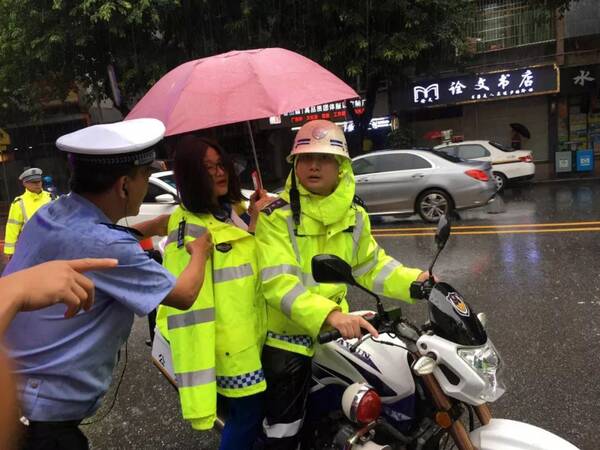 交警暴雨护送考生反被投诉孩子衣服湿了 官方