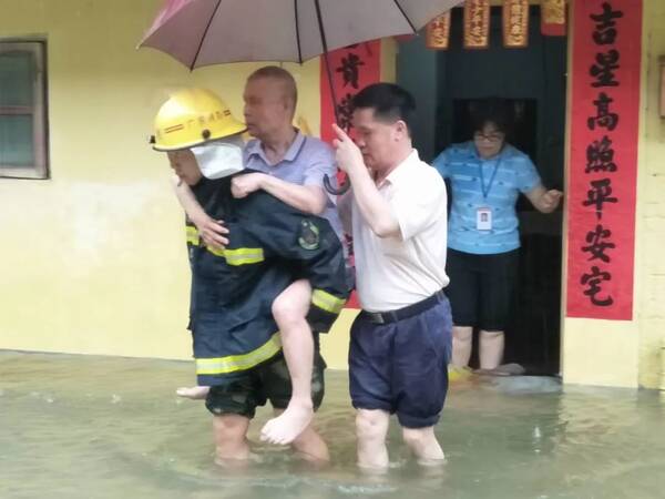 台风艾云尼引起强降雨:端州四大街道情况各不