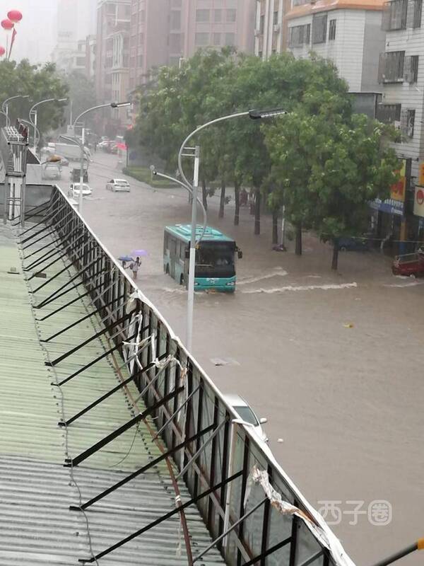 惠州遭暴雨侵袭多地浸大水!4区1县下午停课!