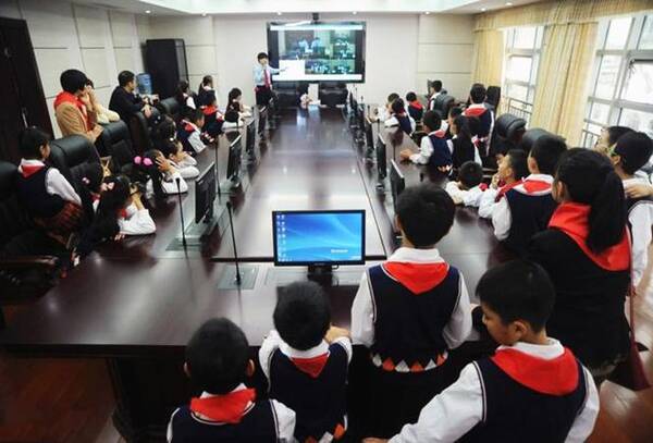 8岁小学生每天不仅豪车接送,还有500零花钱,他羊达乡堆小学龙图片
