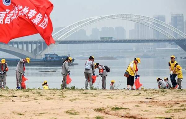 江西南昌环保志愿者开展清洁母亲河活动