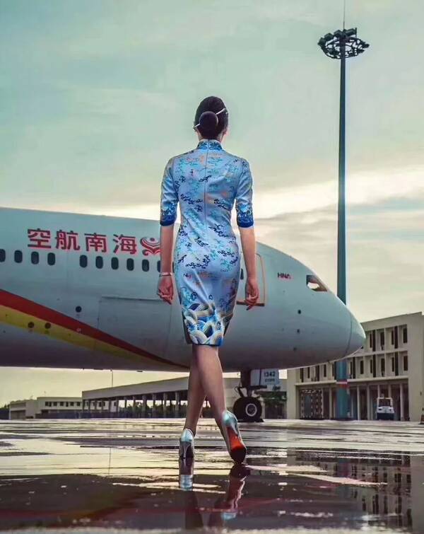 今年是海航创业25周年,为凸显空中乘务员的风采,展现海南航空25年
