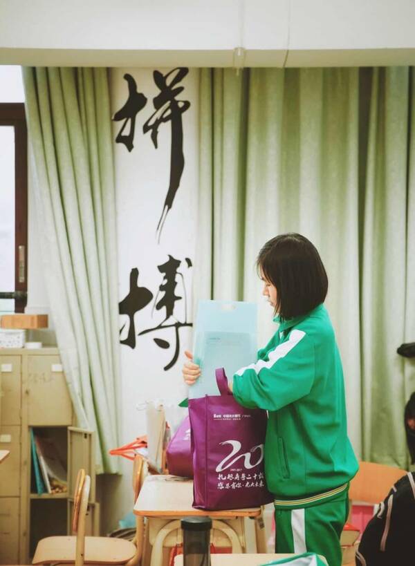 00后的高考告别礼:不撕卷子不扔书,打扫完教室