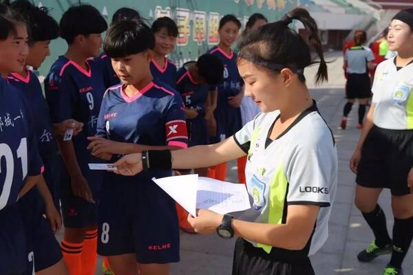 热烈祝贺郯城一中女足获得2018年中国足球学