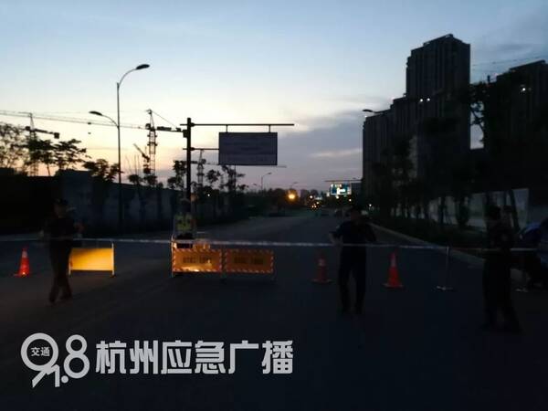 突发 杭州三墩发生大面积路面塌方,一辆挖掘机掉进坑图片 22561 600x450