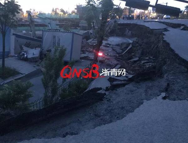 突发 杭州三墩发生大面积路面塌方,一辆挖掘机掉进坑图片 37639 600x455