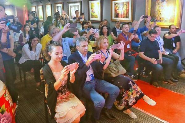 中东欧代表团参观盛京满绣,为辽宁非遗文化魅