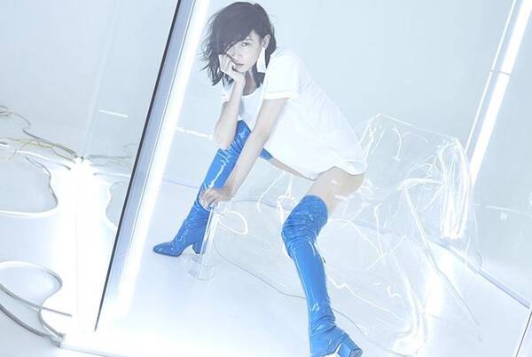 张蓝心太会穿蓝色了,衬衫配亮片裤,不靠大高个