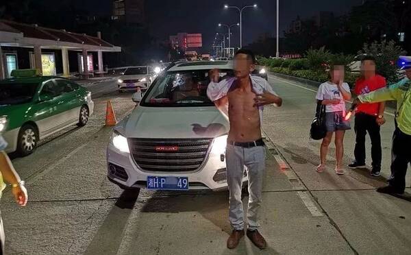 男子考完科目一后半夜给交警下跪!考试资格取