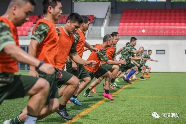 火场逞神威,球场展风采,武汉消防足球队一边备