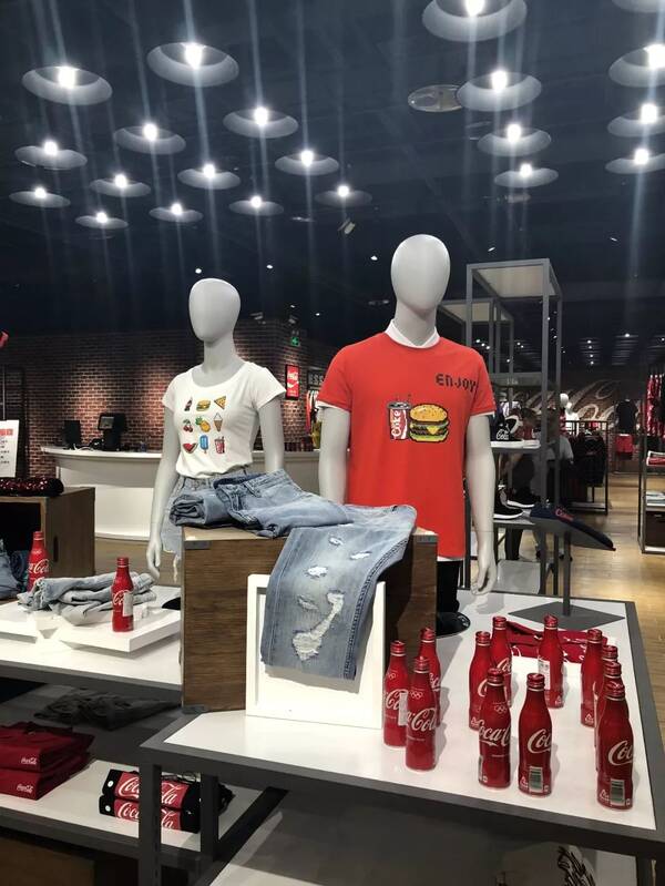 可口可乐跨界做潮牌?穿上你也能成为时尚icon