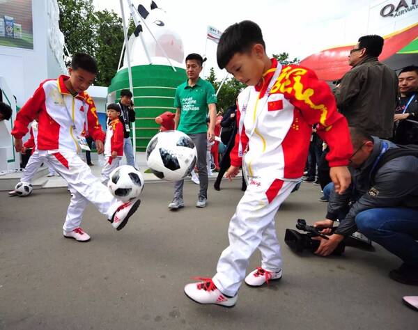 踢球吧!少年强 中国足球少年登上世界杯开幕式