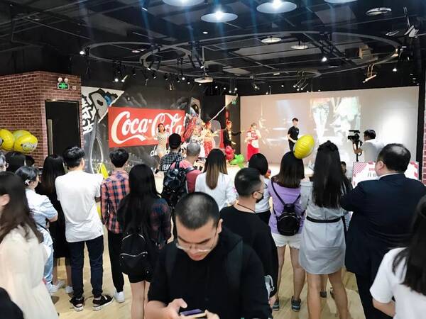 可口可乐跨界做潮牌?穿上你也能成为时尚icon