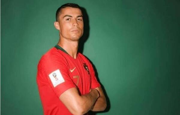 在葡萄牙和西班牙的比赛中,C罗最后时刻倒地是