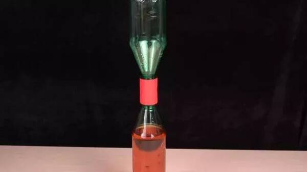 科学小实验:只需两个瓶子就可以模拟小小龙卷