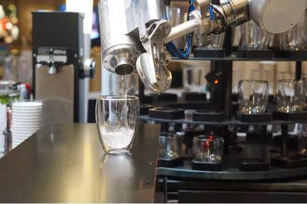 咖啡馆机器人1.5分钟调制2杯拿铁,让你再也不