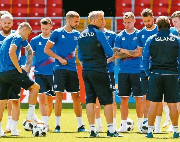 细数冰岛足球队里那些被正职耽误的队员