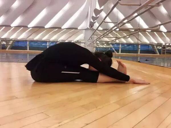 舞蹈小课堂:在家进行软开度训练指南