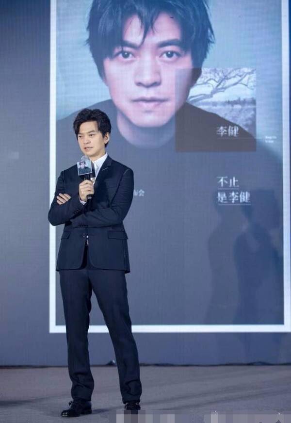 《中国新歌声3》发布会现场,谢霆锋送周杰伦奶