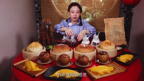 密子君吃14盘创意菜,竟想把整条锦鲤吞下去,网