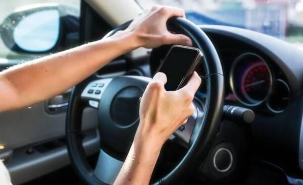 开车玩手机要被扣分?老司机却觉得处罚太轻了