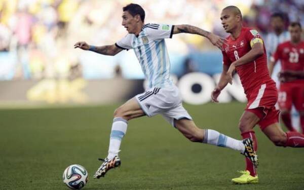 阿根廷内讧?梅西亲吻桑保利破传言,最佳拍档迪