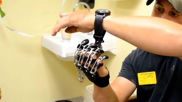美国研发假肢机械手套,竟和真手指一样灵活,还