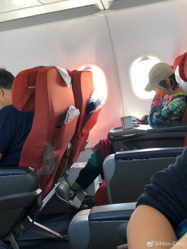 窦靖童独自坐经济舱,脚上的鞋脏得像踩了泥坑