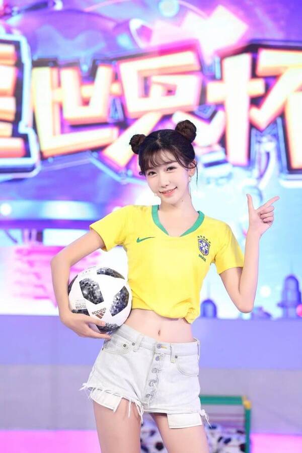 小林志玲身穿制服,展现火辣身材为世界杯加油