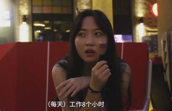 女大学生夜晚酒吧接活兼职,只想为父母分担,网