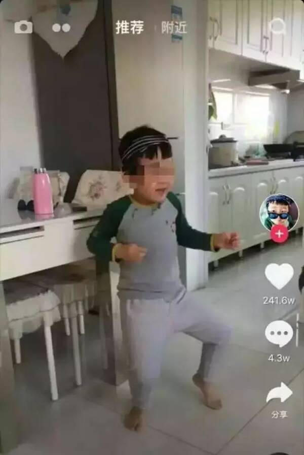 【提醒】小学生在家玩抖音,妈妈洗澡被直播!还