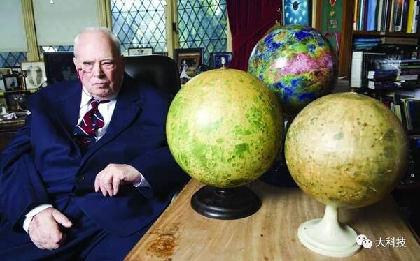 单片眼镜后的深邃目光