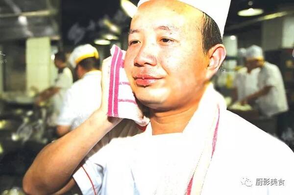 厨师在厨房都热成什么样了?不亲眼看见你都不