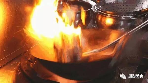 厨师在厨房都热成什么样了?不亲眼看见你都不