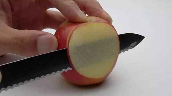 用塑料筒装的火箭苹果,果肉香甜脆爽,一斤售价