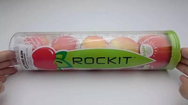 用塑料筒装的火箭苹果,果肉香甜脆爽,一斤售价