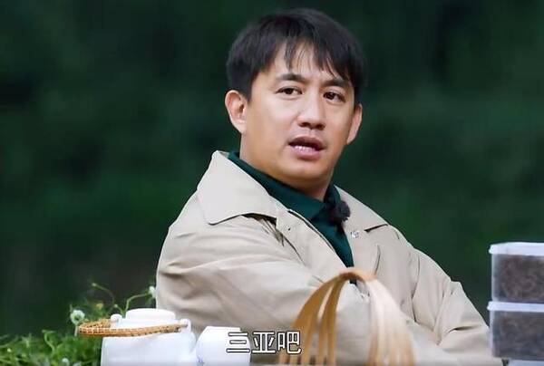 黄磊老师坐在竹椅子上又聊起了下一季去哪.