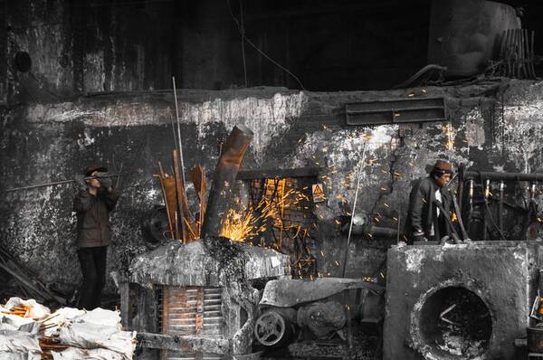 小铸造厂工人常年与高温粉尘打交道,安全防护