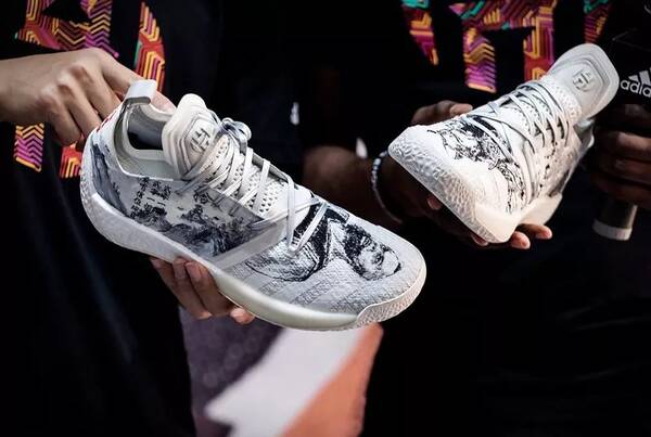 到底什么鞋?让哈登在北京拿上就跑?