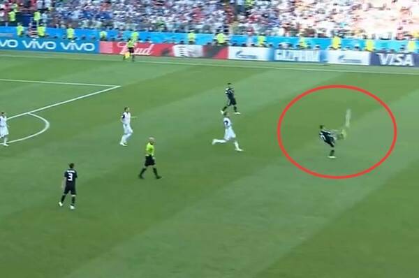 物理考题:梅西将球踢向观众席 球迷:不要误人子
