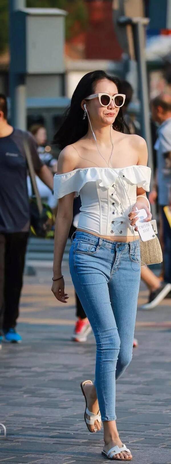 时尚大姐白色一字肩搭配紧身牛仔裤,个性的穿搭让人眼前一亮