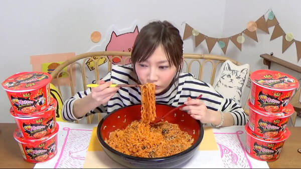 日本小姐姐模仿大胃王密子君,吃下10斤火鸡面