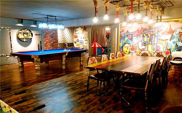 三个大学生合伙包别墅,开轰趴馆,几年内竟赚取