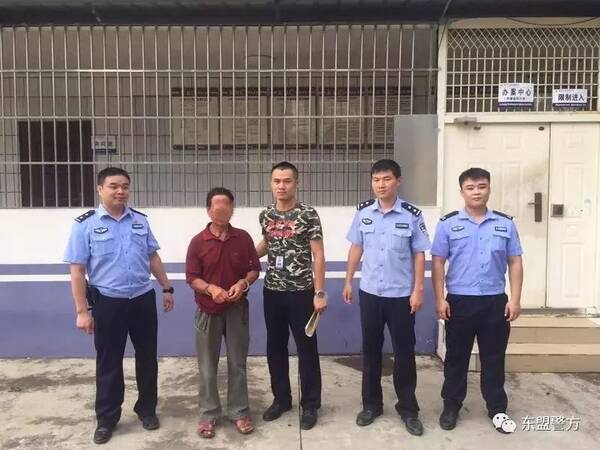 想什么呢?摩托车被暂扣,车主竟然还想溜进交警